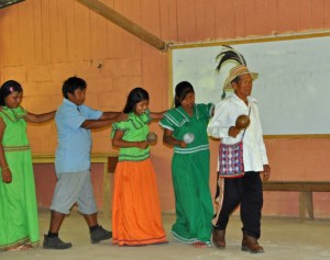 Anciano Ngabe dirigiendo el baile (Fotografía de Julie Girard).