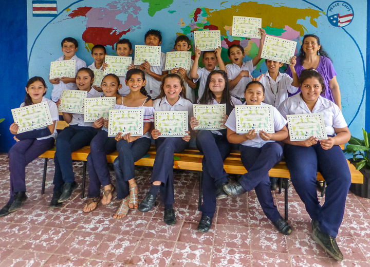 Detectives de Aves students with certificates, La Pintada